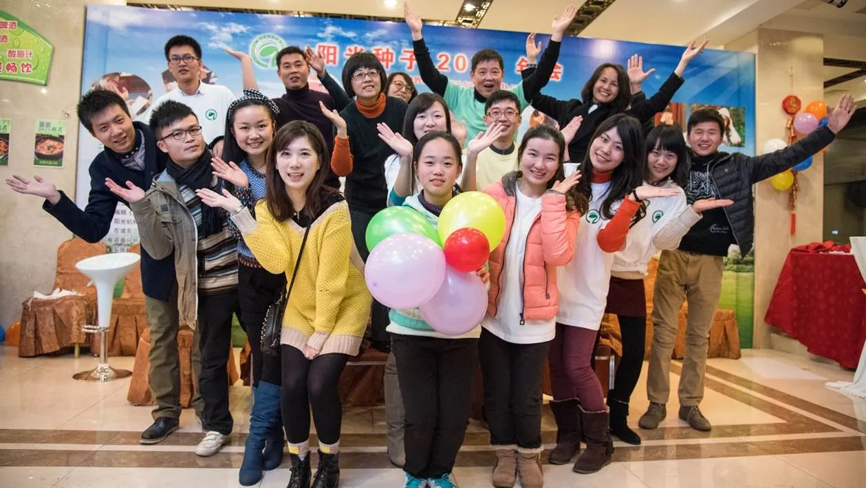 阳光年会的小摊主