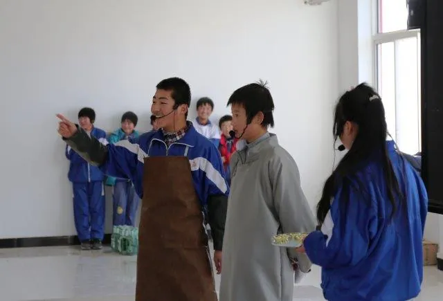 平峰中学“范进中举”排演