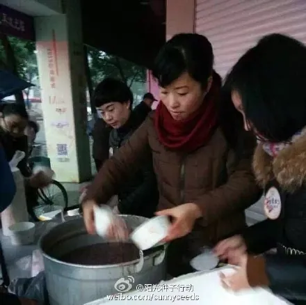 方伙伴的腊八粥温暖了一条街