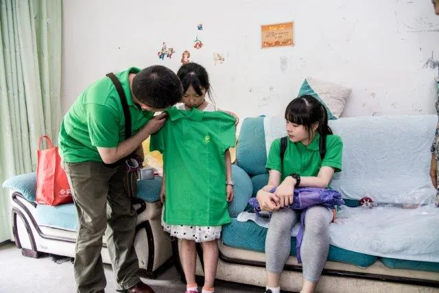 阳光向峨小学生命教育现场报道：三个家访