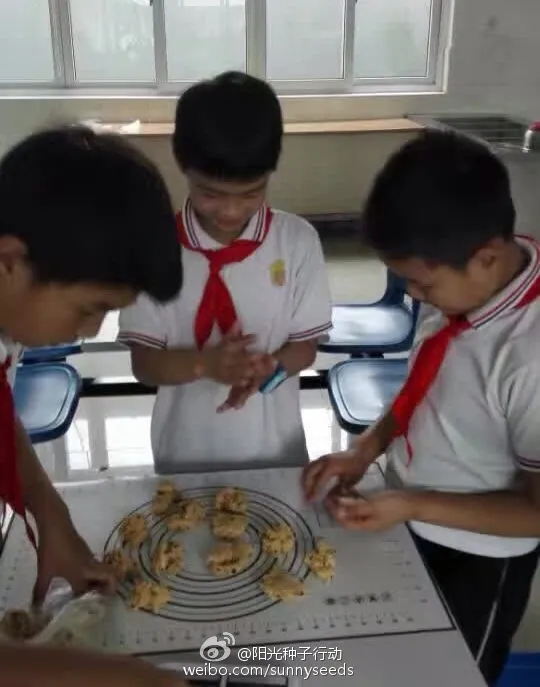 三桥小学烘焙课完成了巧克力饼干制作