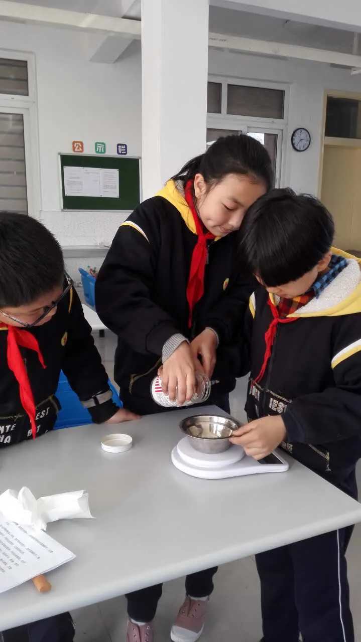 三桥小学社团烘焙课之“葡萄干马芬蛋糕”
