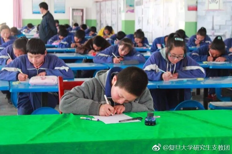 平峰中学举办“单词拼写大赛”