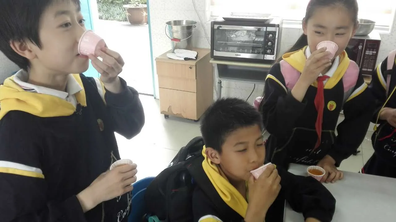 三桥小学社团烘焙课之“果冻制作”