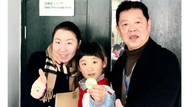吕青蓝小伙伴献爱心庆生