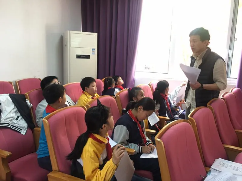 黄楼小学戏剧社排练自创剧本