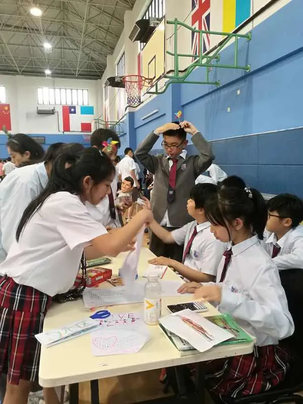上海美高双语学校举办慈善义卖活动