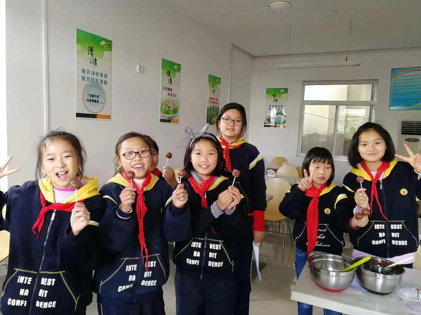 三桥小学烘焙社——巧克力棒棒糖蛋糕