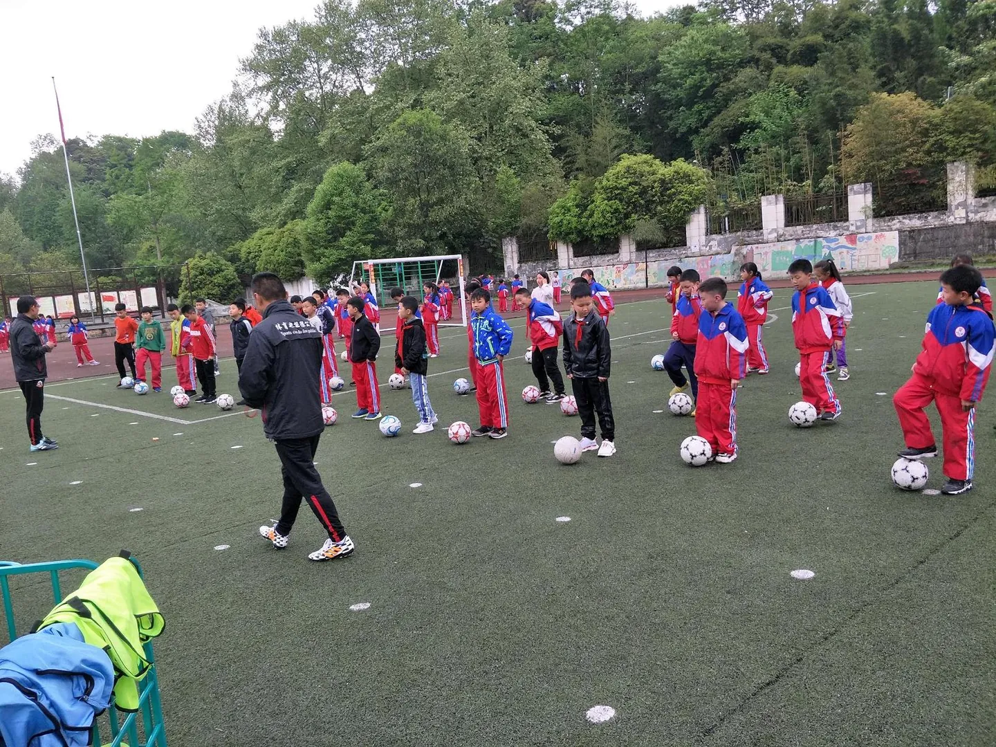 向峨小学足球队开训了