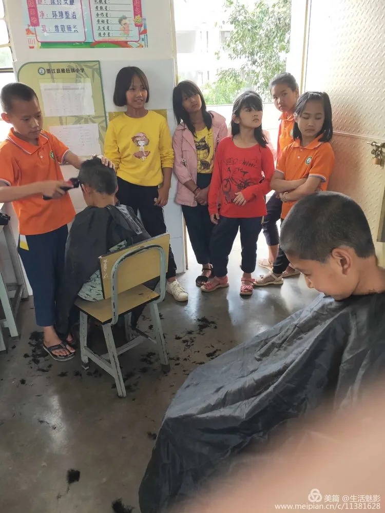 李秀勤老师记云南雅邑小学新学期第二次理发