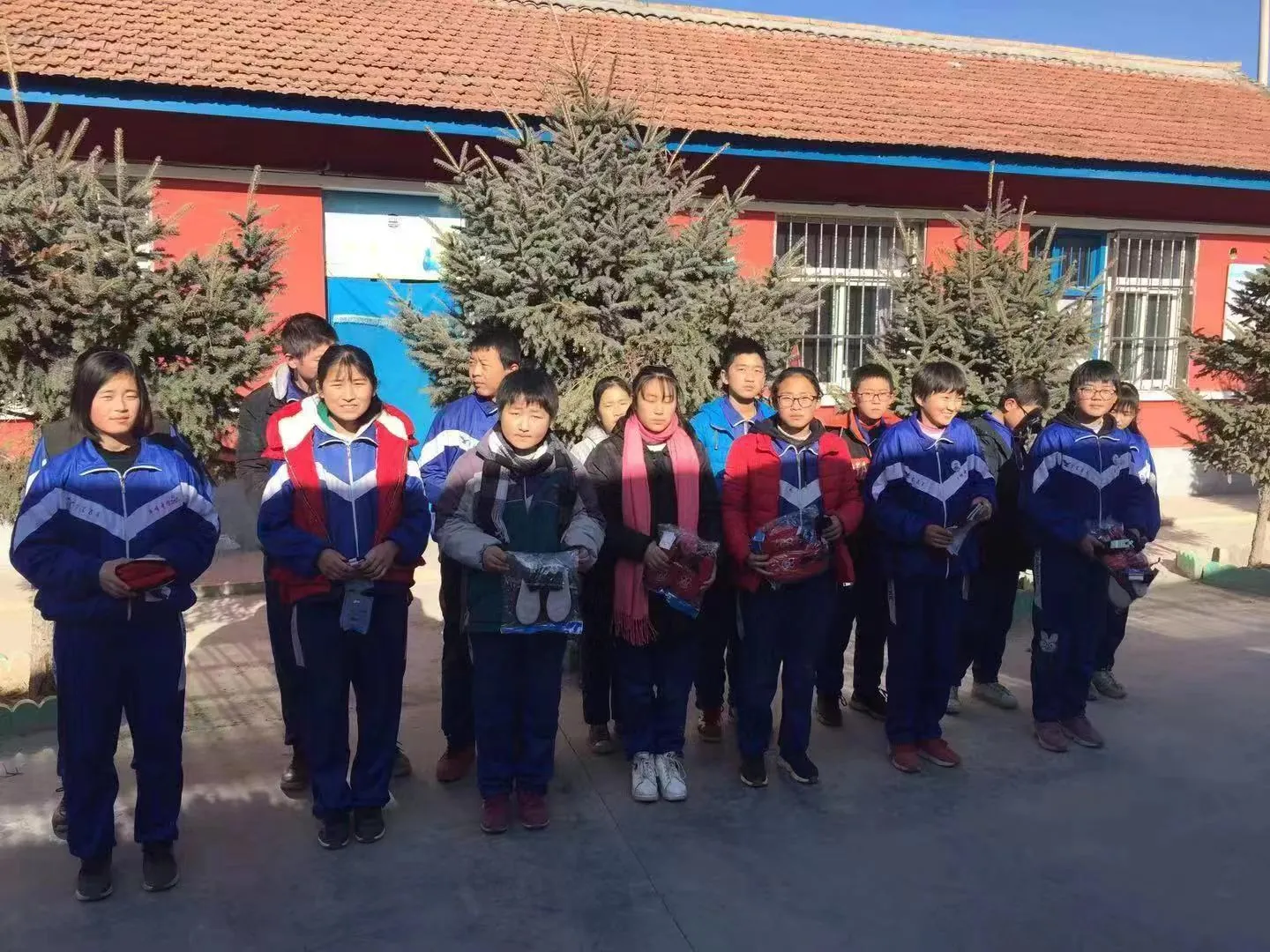 阳光年会暖冬物资陆续送达远方学校